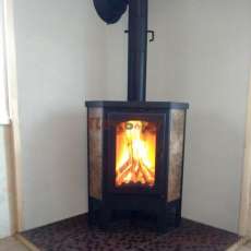 Недорогая печь-камин Бавария Эко угловая с плитой одна конфорка фото в интерьере в Новополоцке