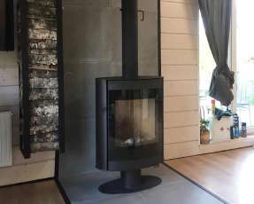 Печь-камин с теплообменником Мета-Бел АОТ 7.0-01 Свитязь фото в интерьере в Новополоцке