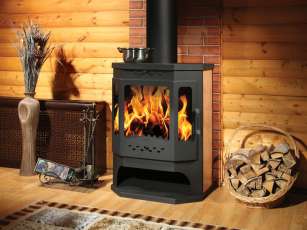 Стальной камин с дровницей Бавария призматик с плитой фото в интерьере в Новополоцке