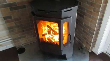 Печь-камин Бавария призматик пристенно-угловой фото в интерьере в Новополоцке