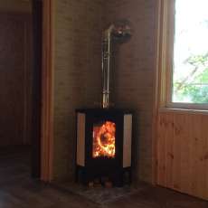 Стальной камин с большим стеклом Бавария угловая Амазонка бай фото в интерьере в Новополоцке