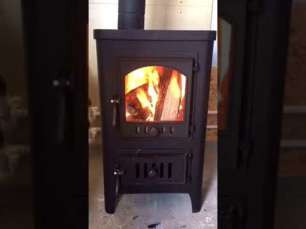 Чугунный недорогой камин со стеклом Бавария Оптима Чугун с плитой фото в интерьере в Новополоцке