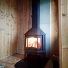 Стальной камин со стеклом Мюнхен угловой чёрный фото в интерьере в Новополоцке