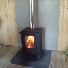 Печь-камин чугунный FireWay Bruno в интерьере чёрный Амазонка бай фото в Новополоцке